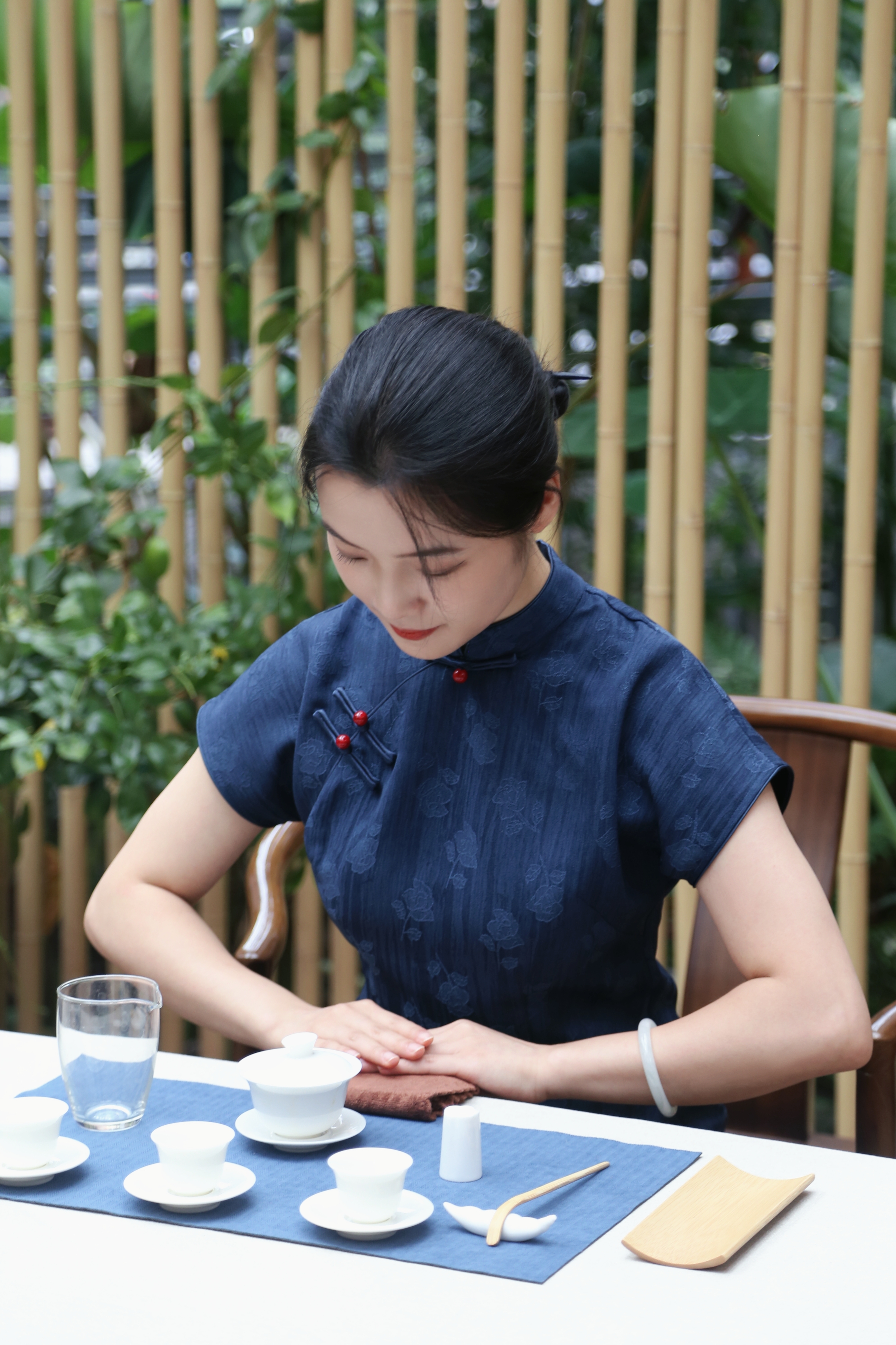 持茶无由品牌理念人物图